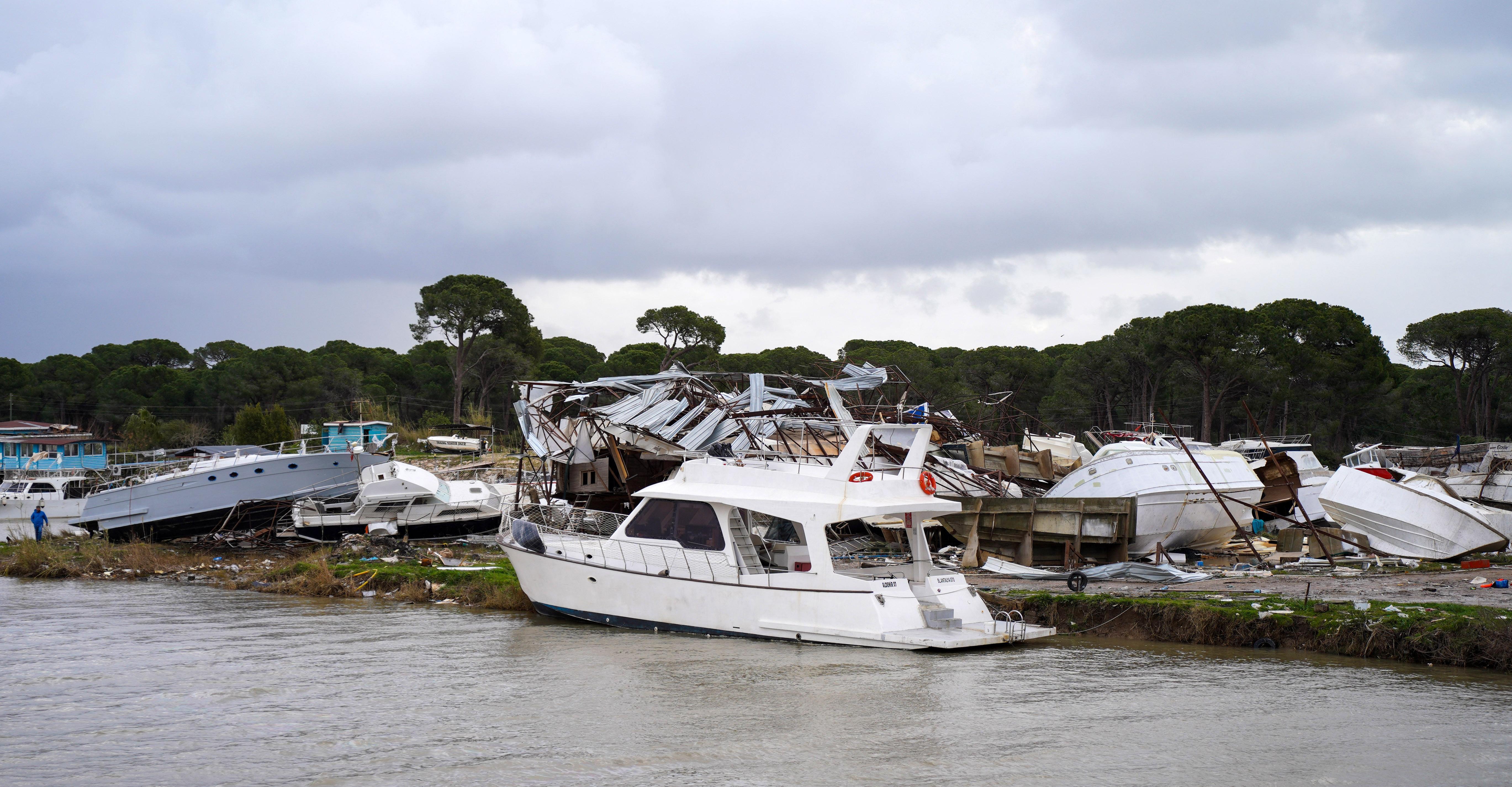 Antalya’da peş peşe hortumlar; seralar yıkıldı, çatılar uçtu