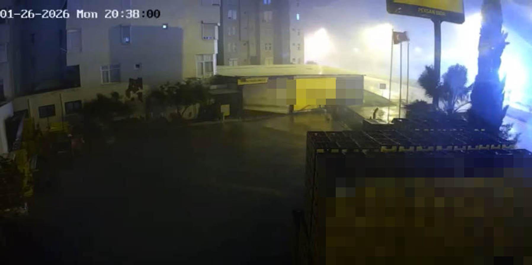 Antalya’da peş peşe hortumlar; seralar yıkıldı, çatılar uçtu (2) Antalya’da peş peşe hortumlar; seralar yıkıldı, çatılar uçtu (2)