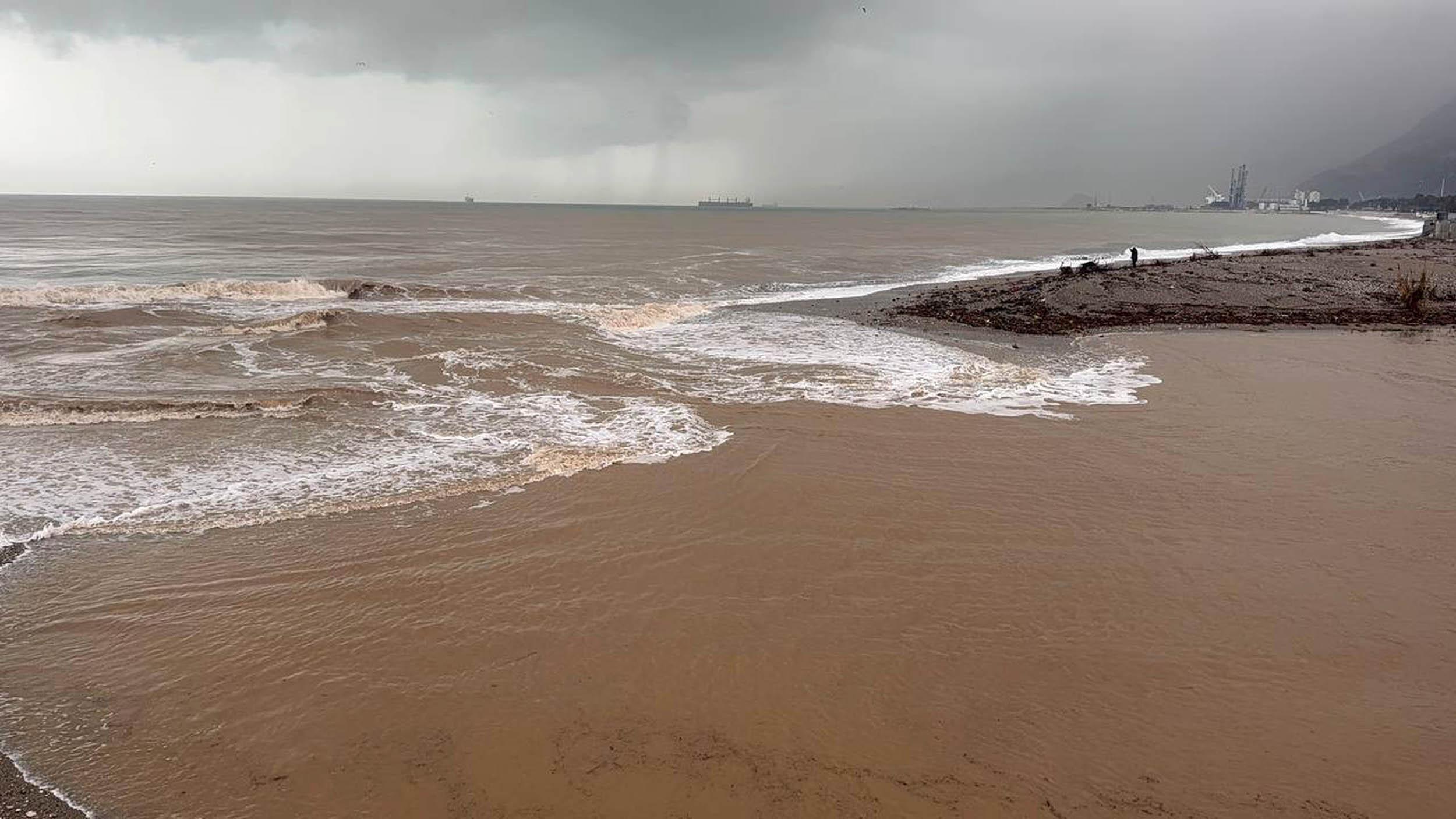 Konyaaltı Sahili’nde denizin rengi kahverengiye döndü