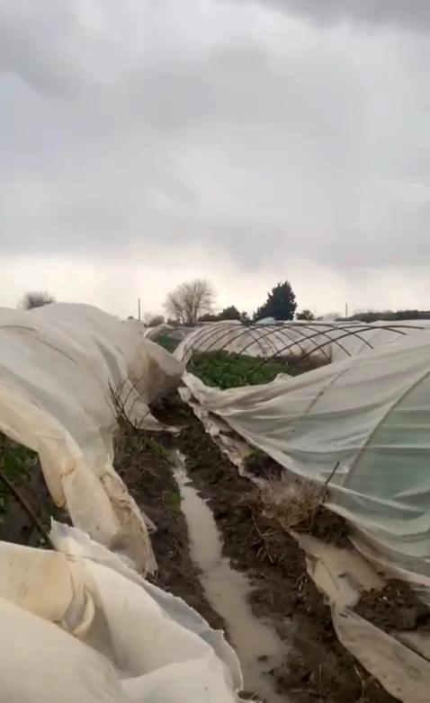 Antalya’da peş peşe hortumlar; seralar yıkıldı, çatılar uçtu (3)