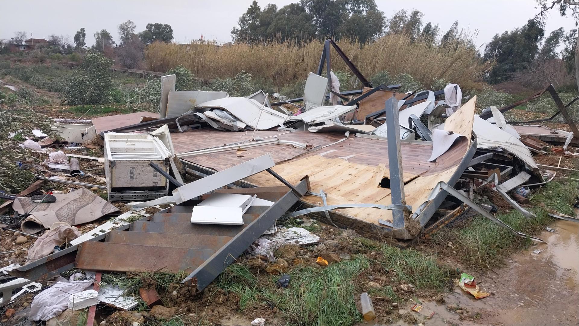 Antalya’da peş peşe hortumlar; seralar yıkıldı, çatılar uçtu (5)