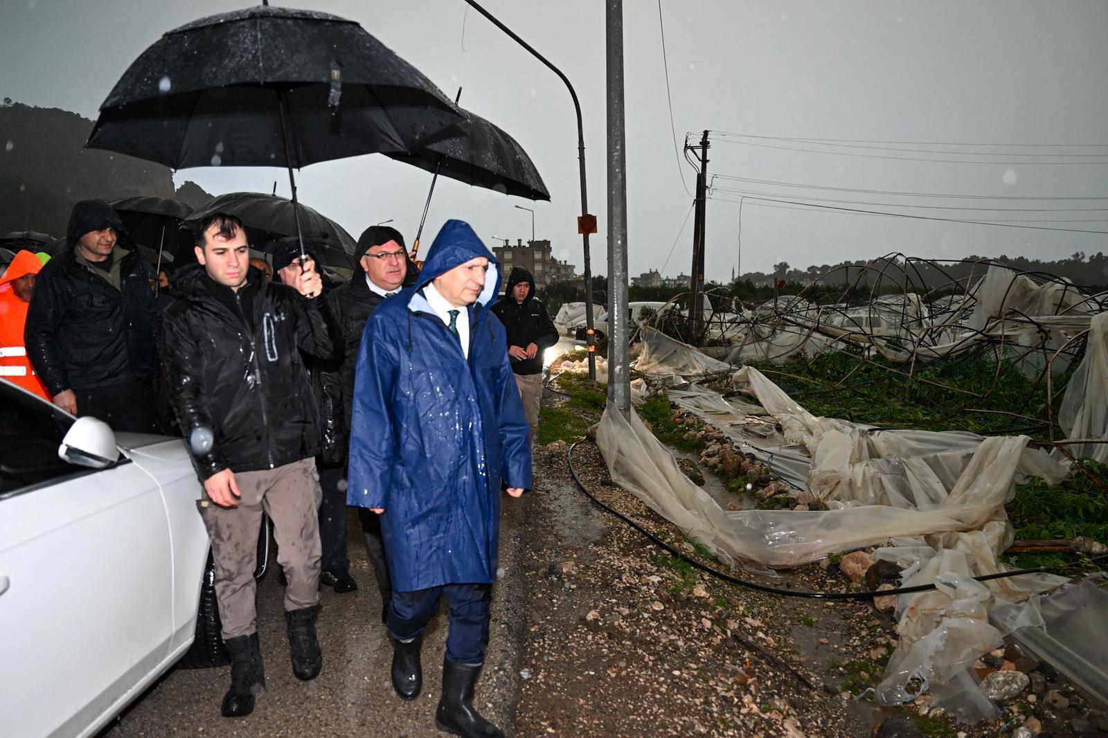 Vali Şahin, Demre ve Kumluca’da zarar gören alanları yerinde inceledi