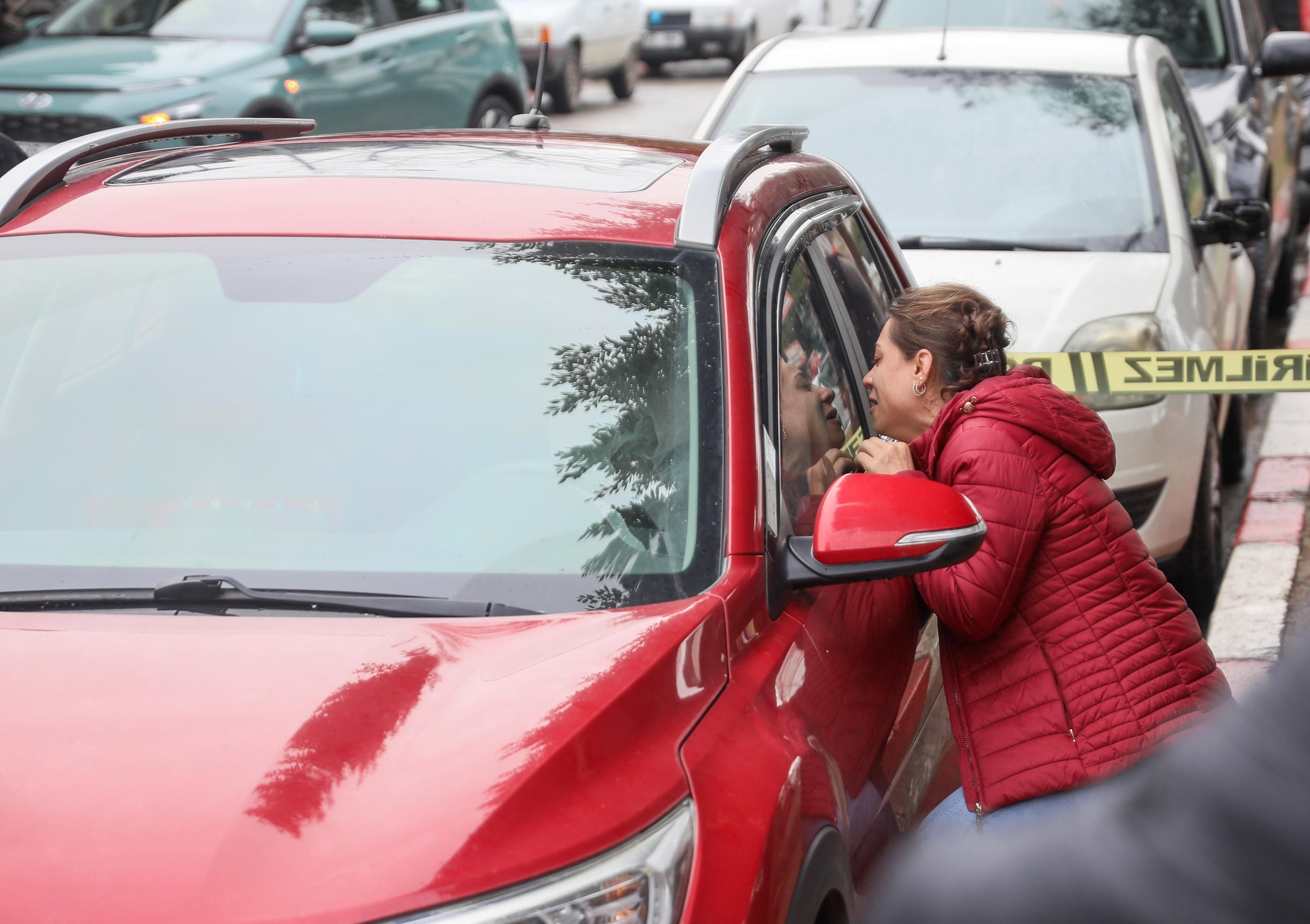 Eşinin ölü bulunduğu aracın camına vurup, ‘Ne olur kalk aşkım’ diyerek gözyaşı döktü