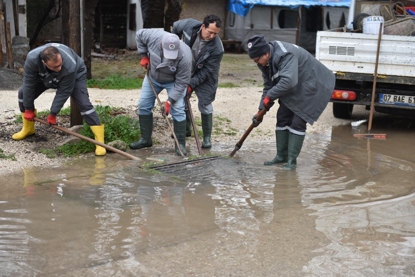 Kepez Belediyesi sağanağa karşı seferber oldu Kepez Belediyesi sağanağa karşı seferber oldu