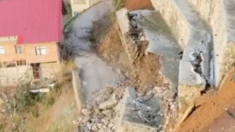 Rize’de heyelan; istinat duvarı çöktü, o anlar kamerada