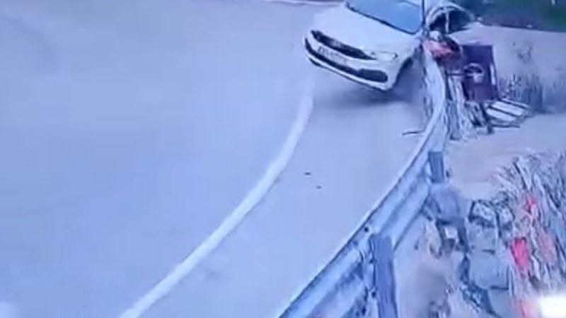 Virajlı yolda otomobilin bariyerlere çarptığı kaza kamerada