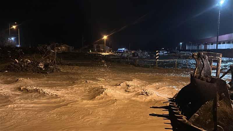 Çanakkale’de sağanak; Kepez Çayı taştı