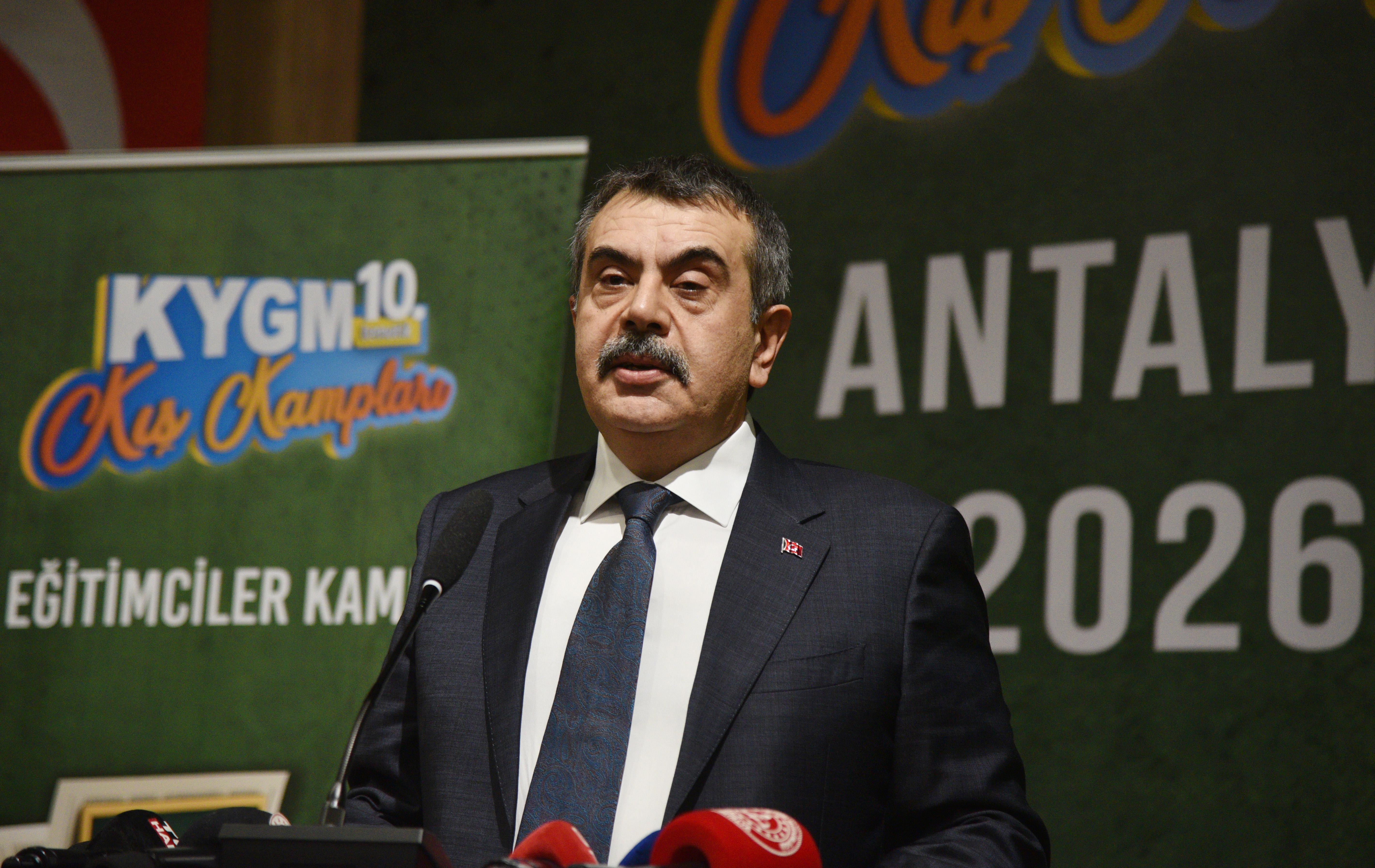 Bakan Tekin: Türkiye’de kimse kimsenin kılık kıyafetiyle uğraşmıyor