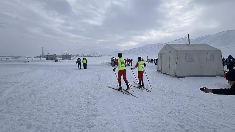 Yüksekova’da 365 sporcunun katıldığı Türkiye Kayaklı Koşu Eleme Yarışması başladı