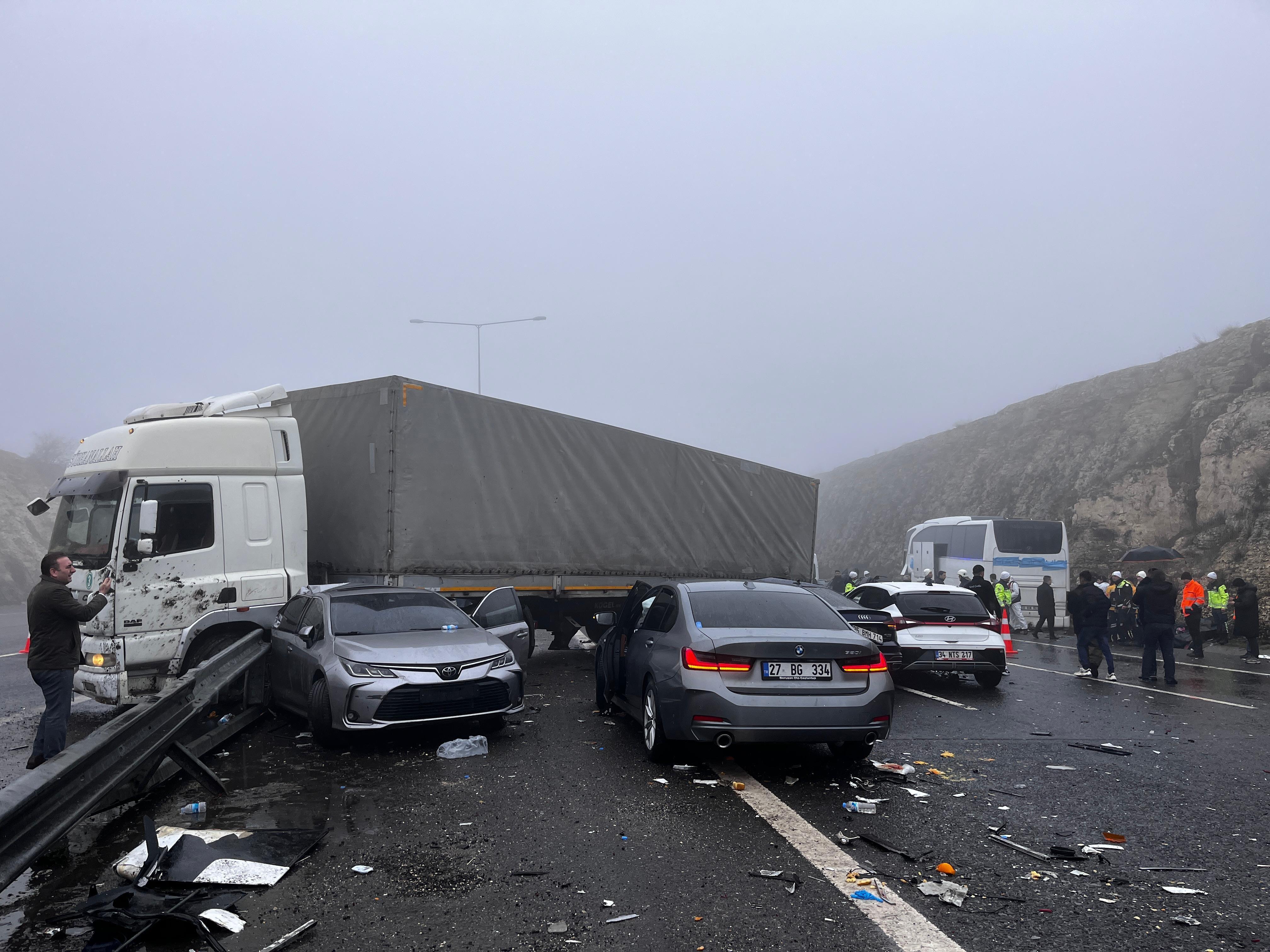 Gaziantep'te 10 araçlı zincirleme kaza: 2 ölü,11 yaralı (2