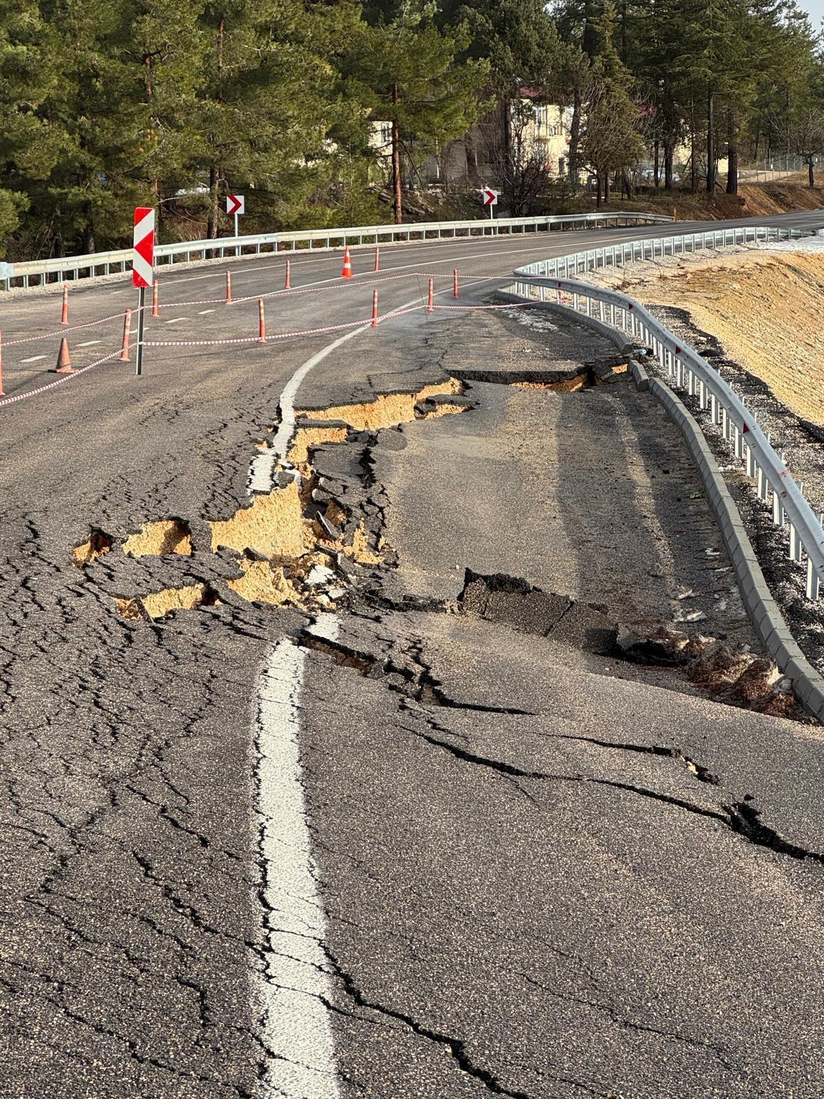 Çamlıyayla'da yol çöktü