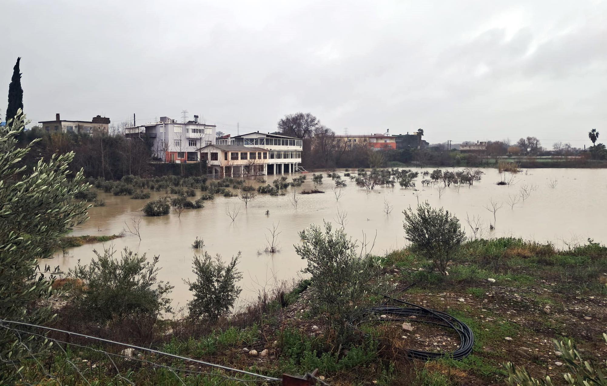 3 gündür etkili olan yağmurlar nedeniyle ırmak taştı, restoranlar ve bahçeleri su bastı