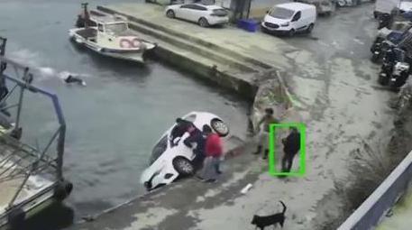 Sarıyer’de otomobil denize düştü; tekneden atlayan kişi yüzerek yardıma geldi Sarıyer’de otomobil denize düştü; tekneden atlayan kişi yüzerek yardıma geldi