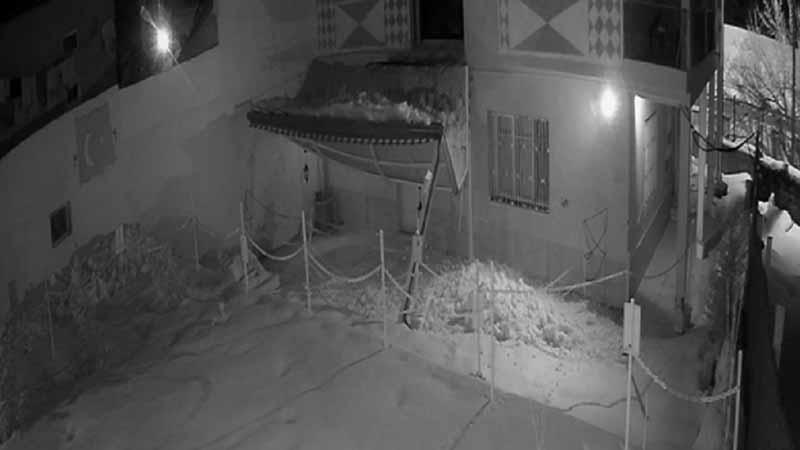 Üzerine kar düşen sundurma çöktü; o anlar kamerada