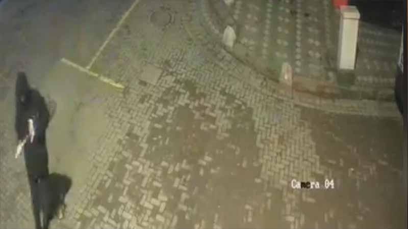 Zeytinburnu’nda gece saatlerinde sokak sokak gezip torpil patlattı