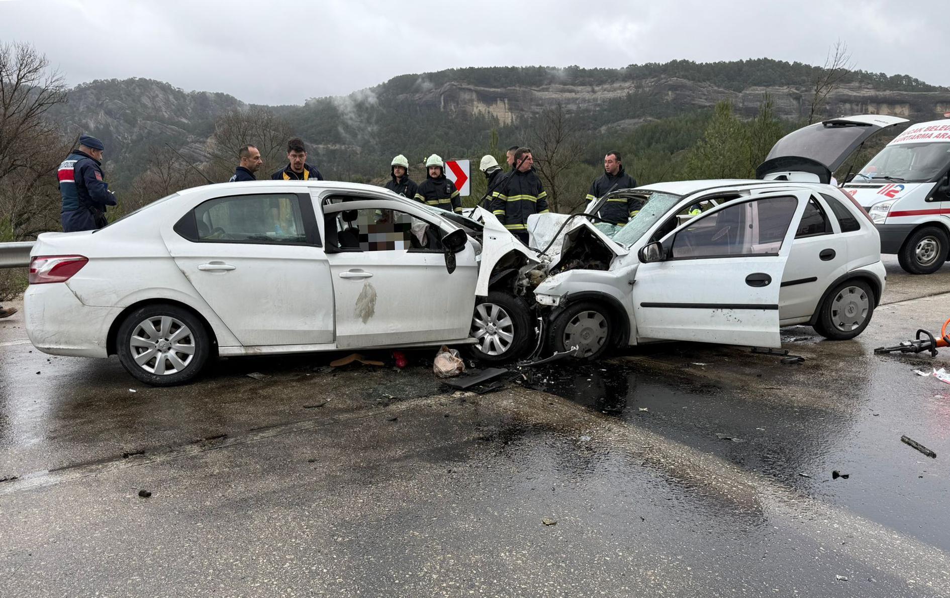 Burdur’da iki otomobil kafa kafaya çarpıştı; 6 ölü, 6 yaralı