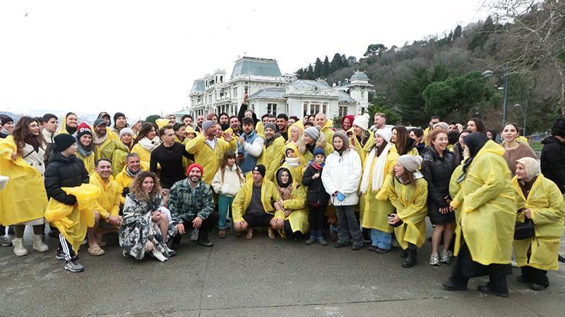 Beşiktaş’ta kansere dikkat için 100 kişiyle denize girdiler