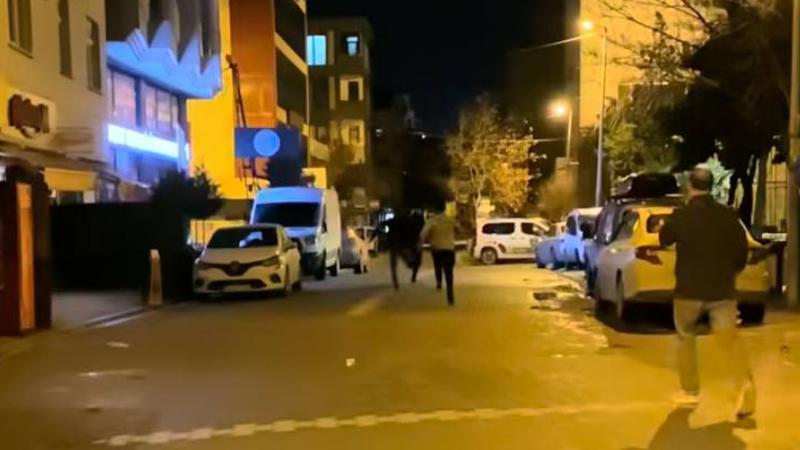 Esenyurt’ta taksinin kapısını zorlayan şüpheli, kendisine müdahale edenleri palayla kovaladı