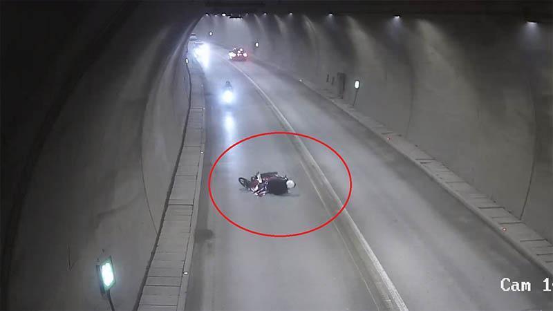 Tünelde motosikletin devrilip sürüklendiği kaza kamerada