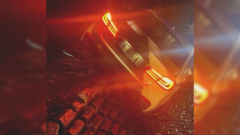 Fabrikanın peyzaj duvarına çarpan otomobildeki çift yaralandı