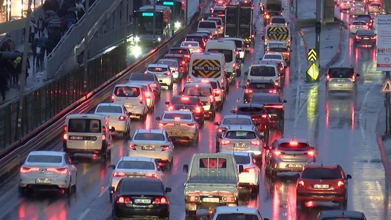 Okullarda ara tatil sona erdi; İstanbul’da trafik yoğunluğu