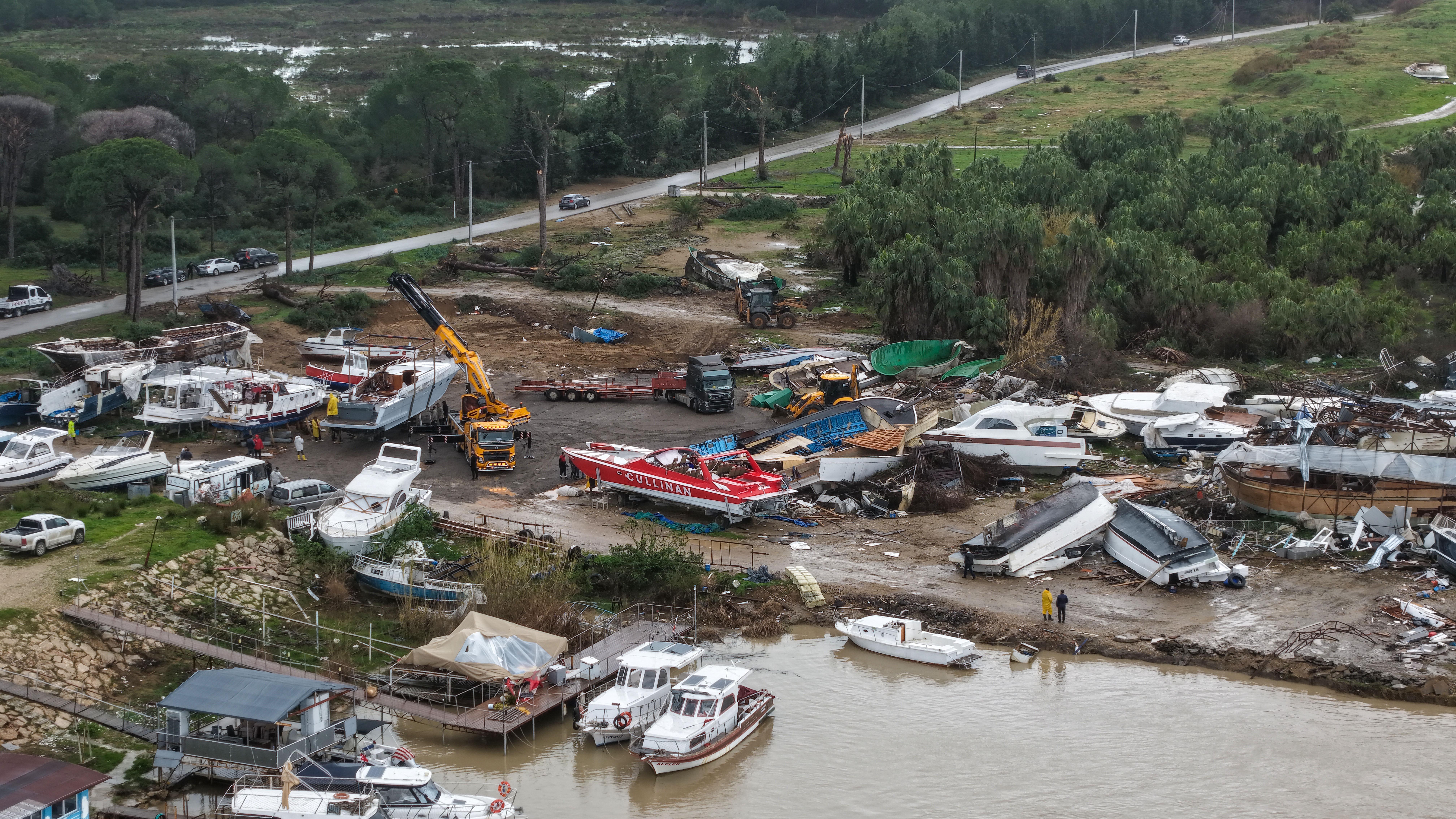 Antalya’da hortum sonrası enkaz kaldırılıyor; su ise çekilmedi
