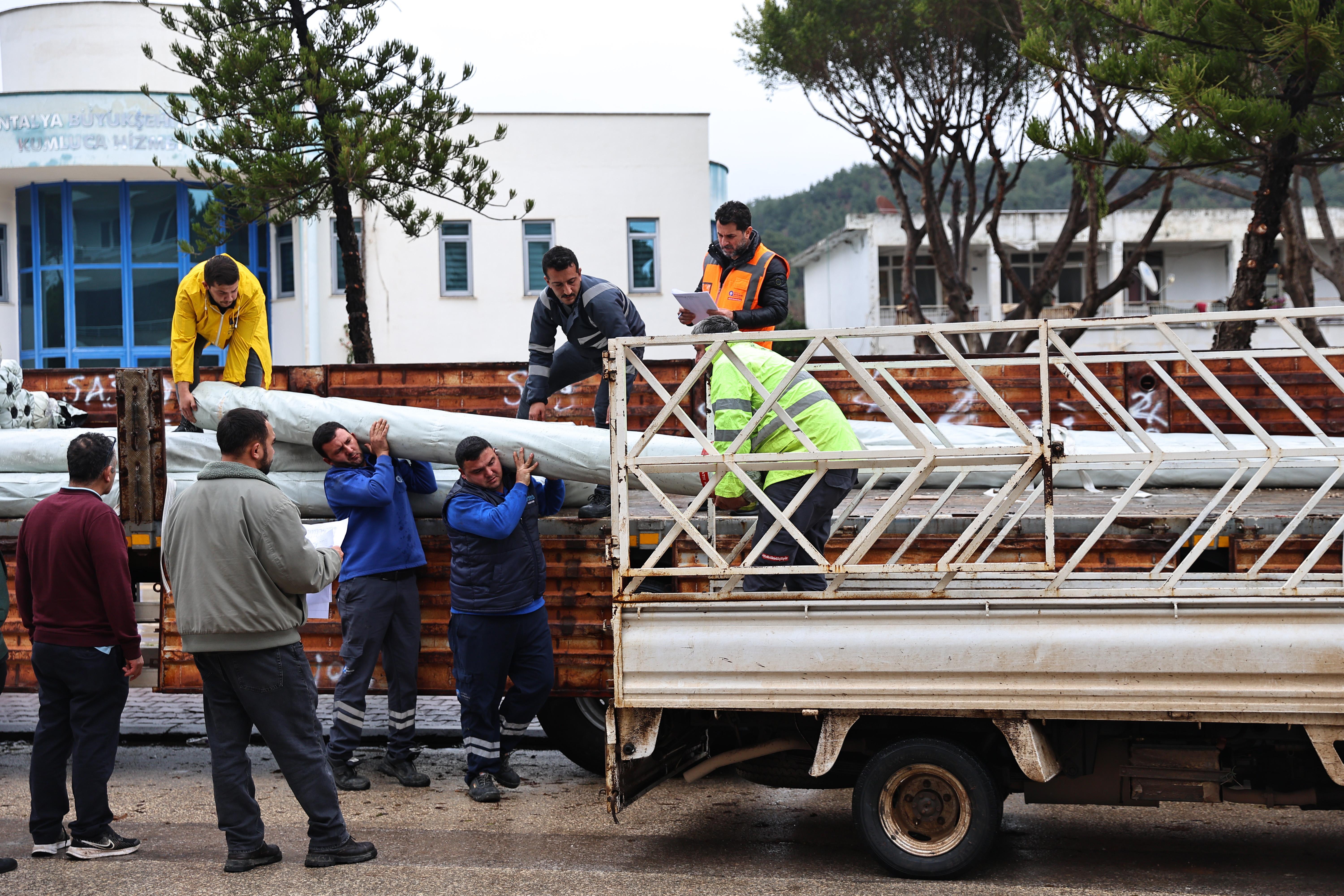 Büyükşehir’den hortum ve fırtınadan zarar gören üreticiye sera naylonu desteği