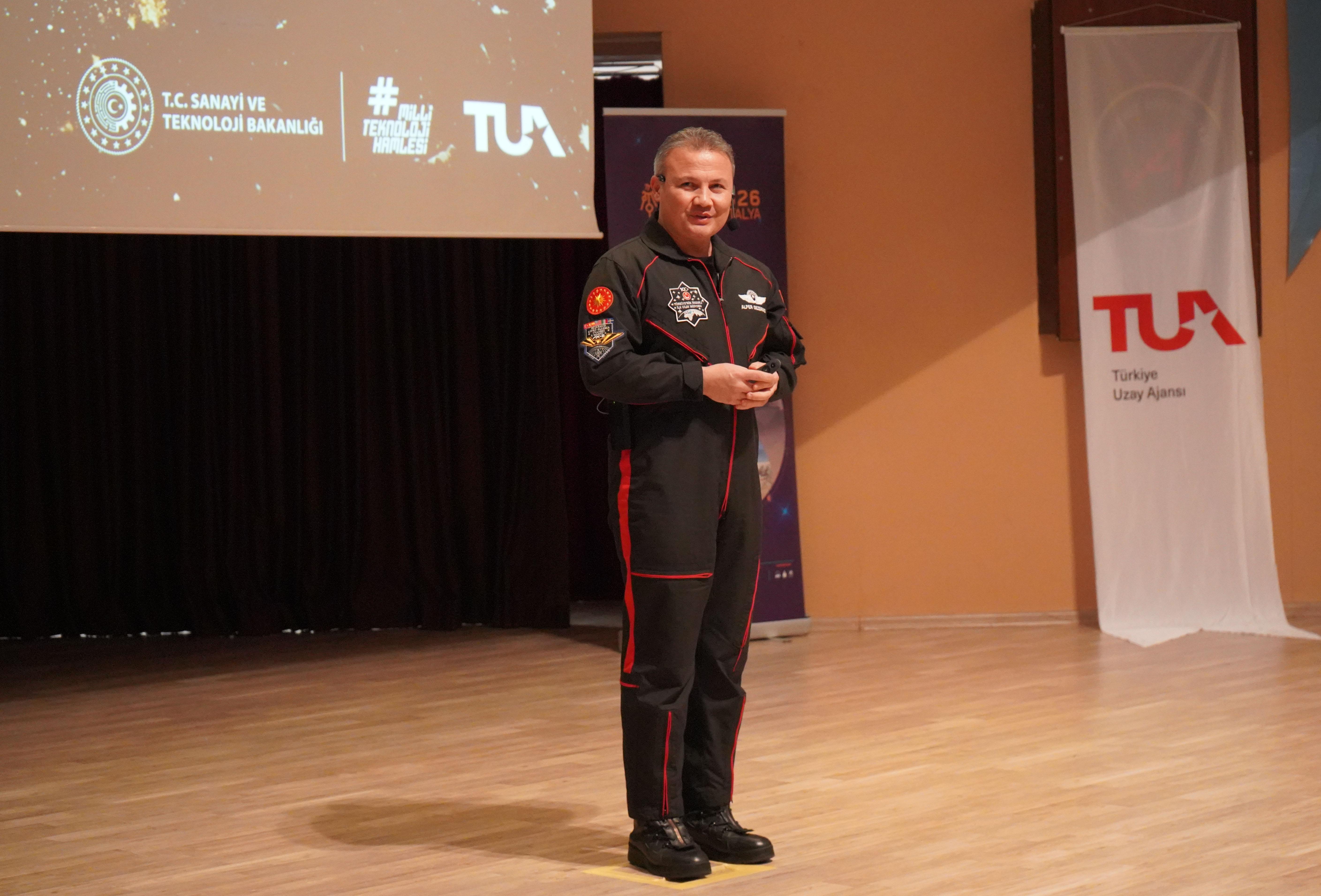 Türkiye’nin ilk astronotu Gezeravcı, üniversitelilerle buluştu Türkiye’nin ilk astronotu Gezeravcı, üniversitelilerle buluştu