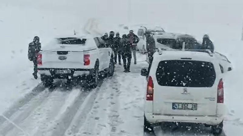 Muş’ta kar ve fırtına nedeniyle yolda kalan 3 araçta mahsur kalanlar kurtarıldı