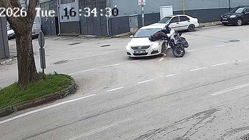 Yaralı motosiklet sürücüsüne yardım etmek yerine otomobilindeki hasara baktı