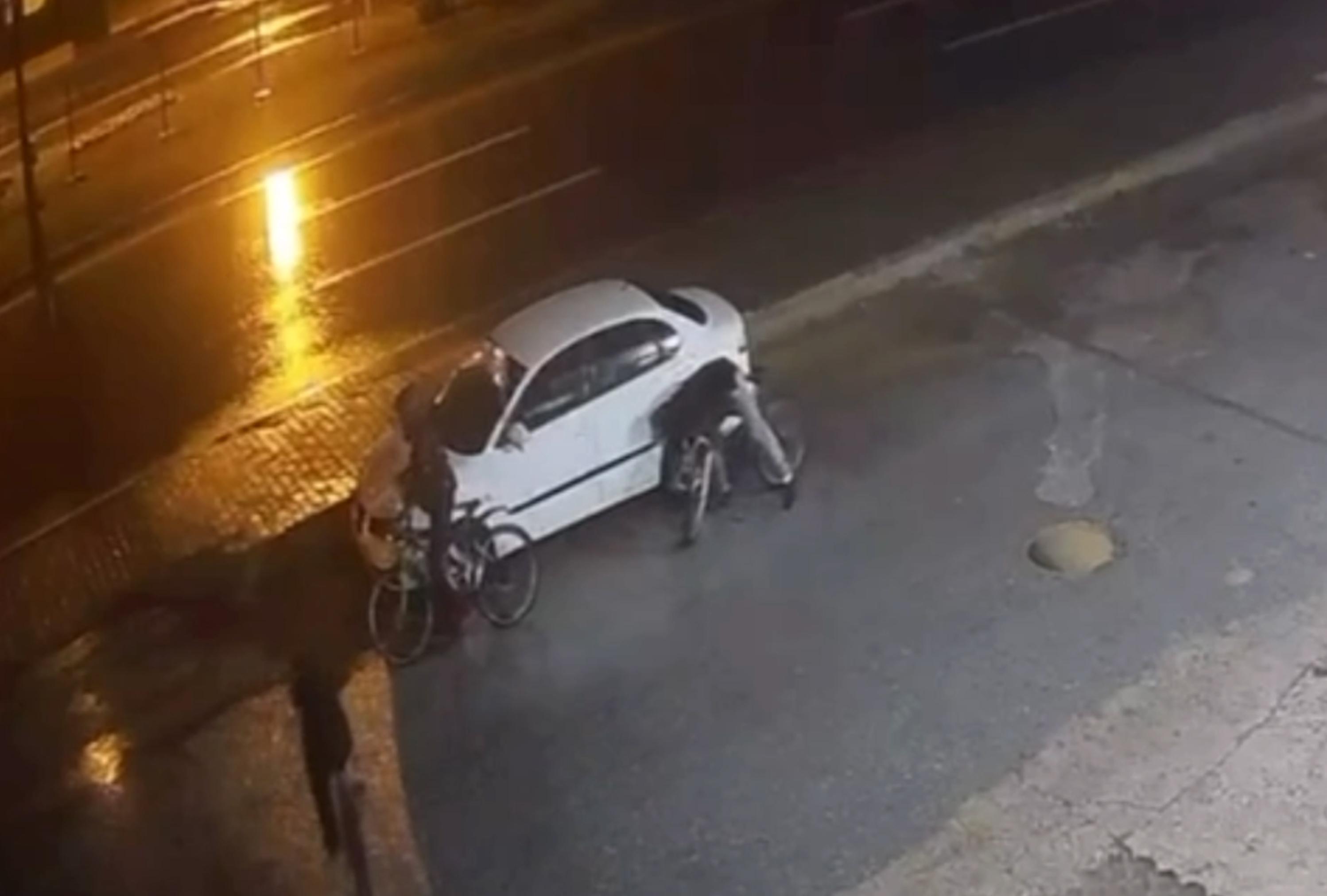 Bisikletli 3 çocuk otomobillerin lastiğini kesip, marketlerden hırsızlık yaptı