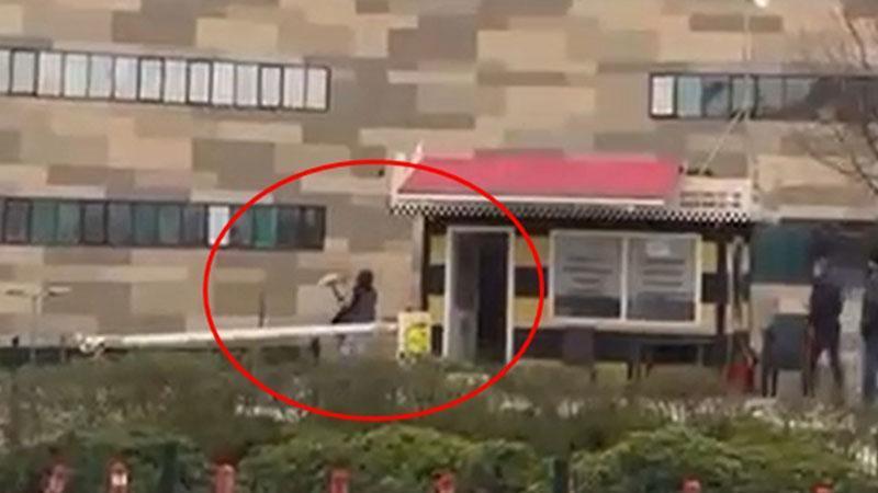 Taksiye binemeyen kadın, durak camlarını kırdı: O anlar kamerada