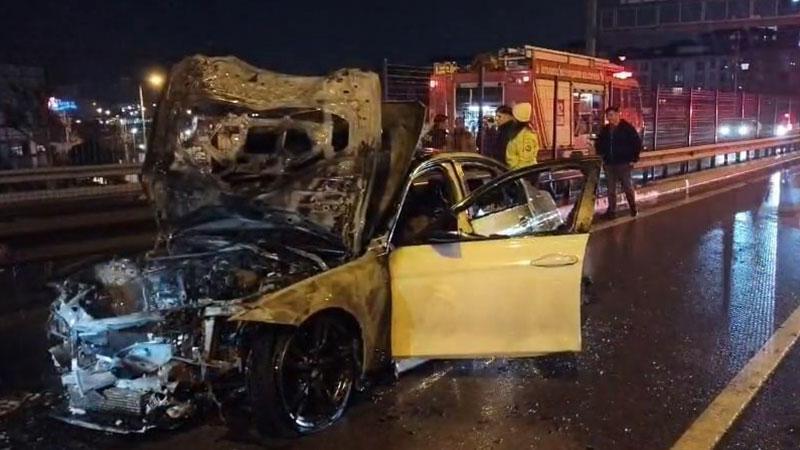Kadıköy’de seyir halindeki otomobil alev alev yandı