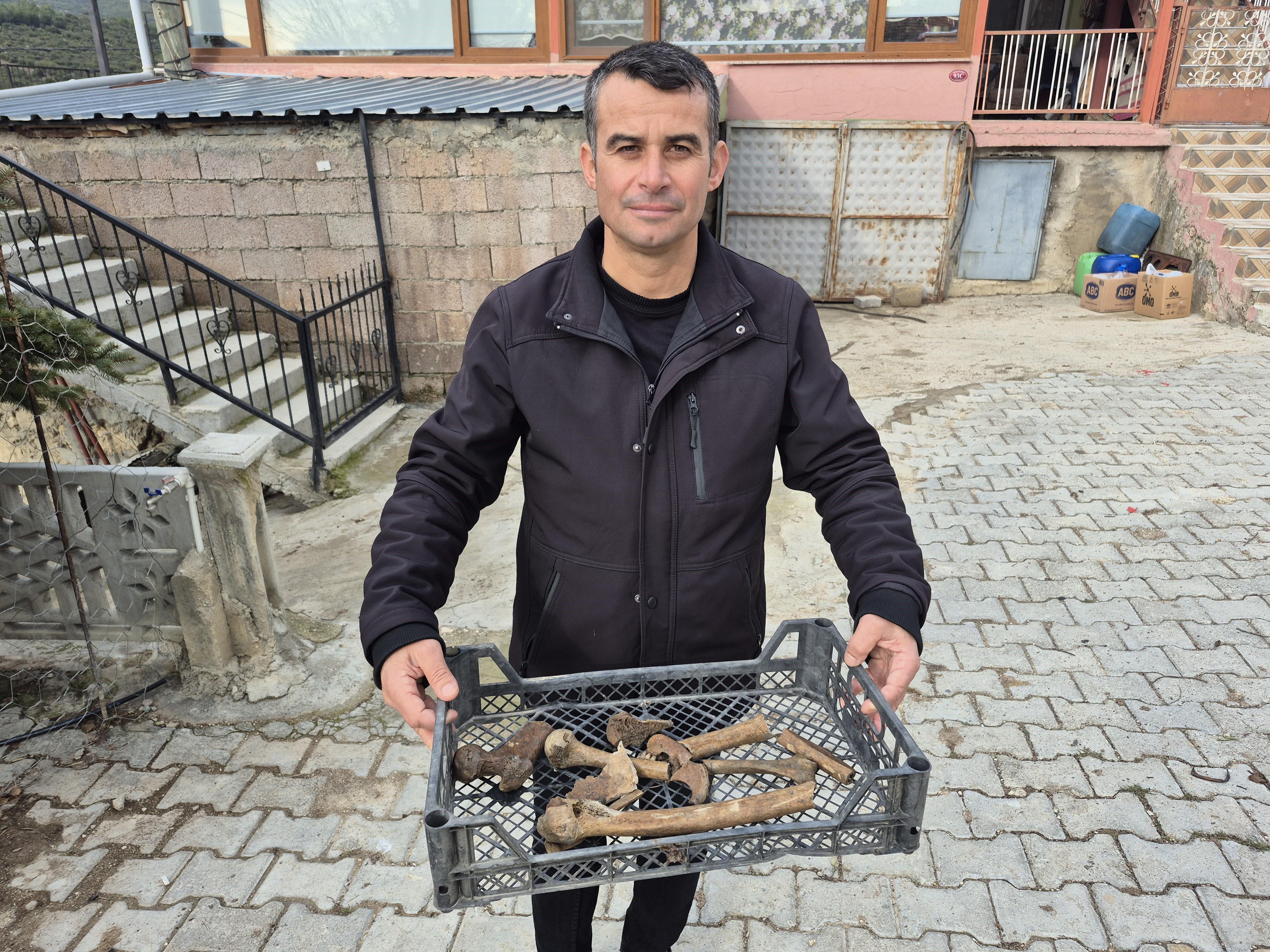 Eğirdir Gölü’nün suyu çekilen kıyı kesiminde insan kemikleri bulunan küpler ortaya çıktı