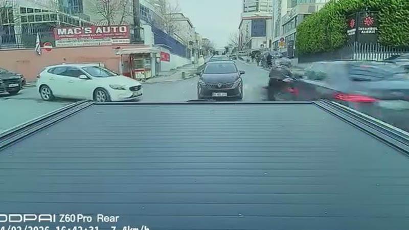 Ataşehir’de caddede ilerleyen otomobil ara sokaktan çıkan motosikletliye çarptı