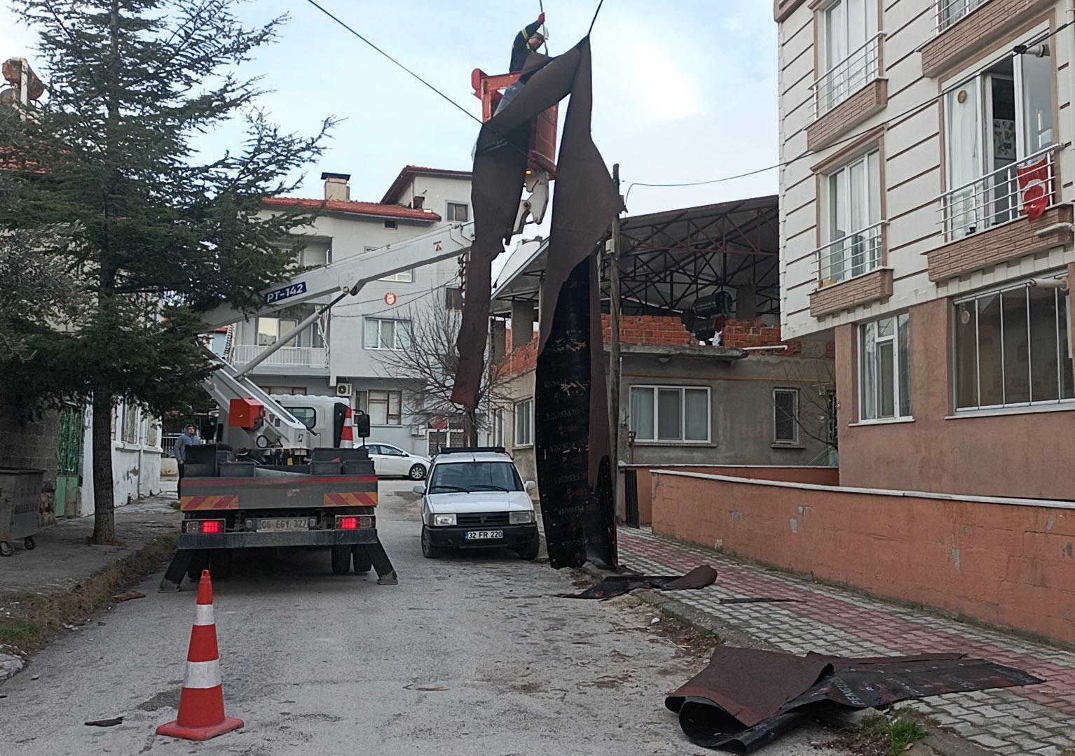 Çatıdan kopan yalıtım malzemesi tellerin üzerine düştü