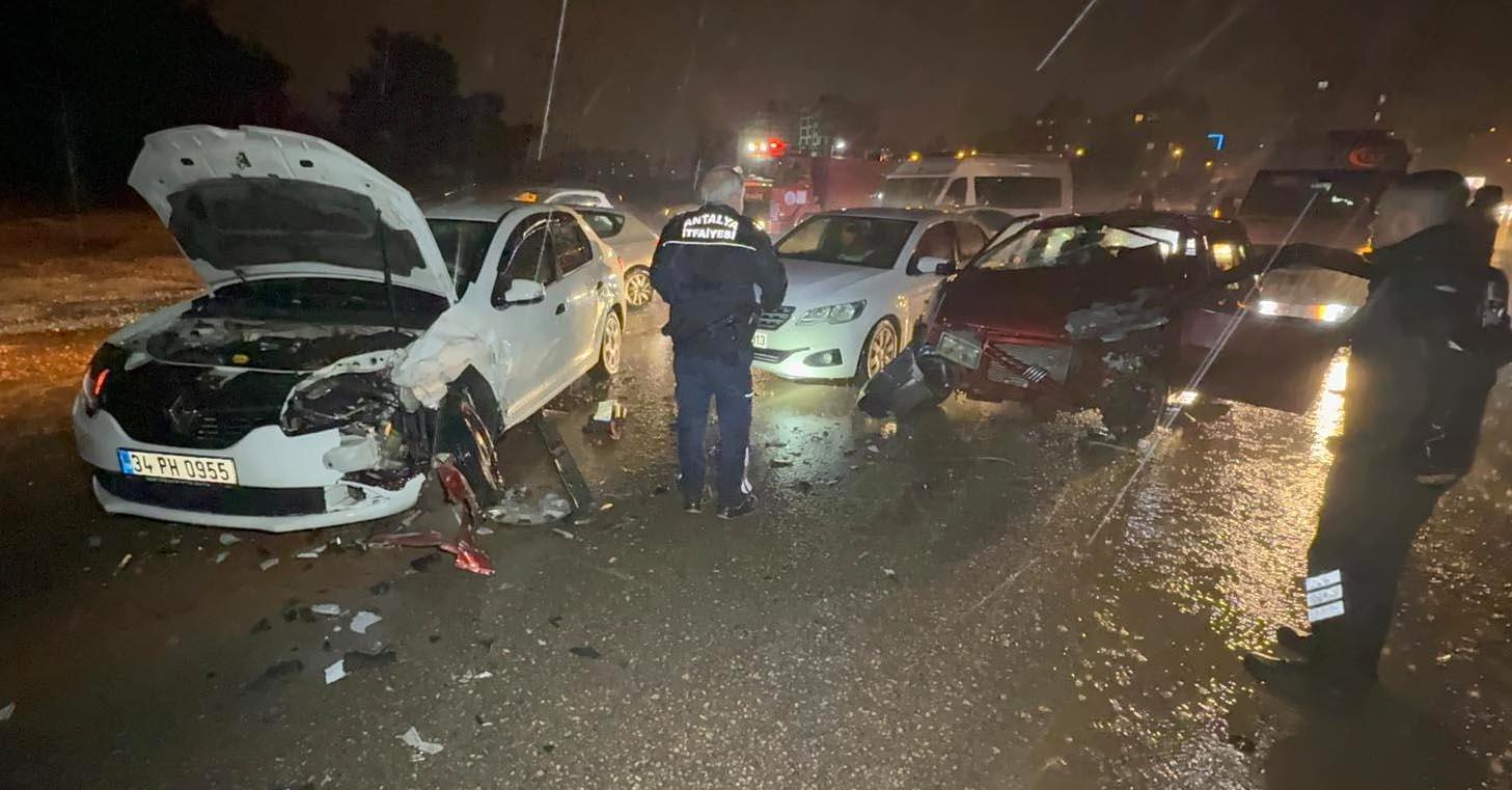 Antalya’da iki otomobil çarpıştı: 5 yaralı