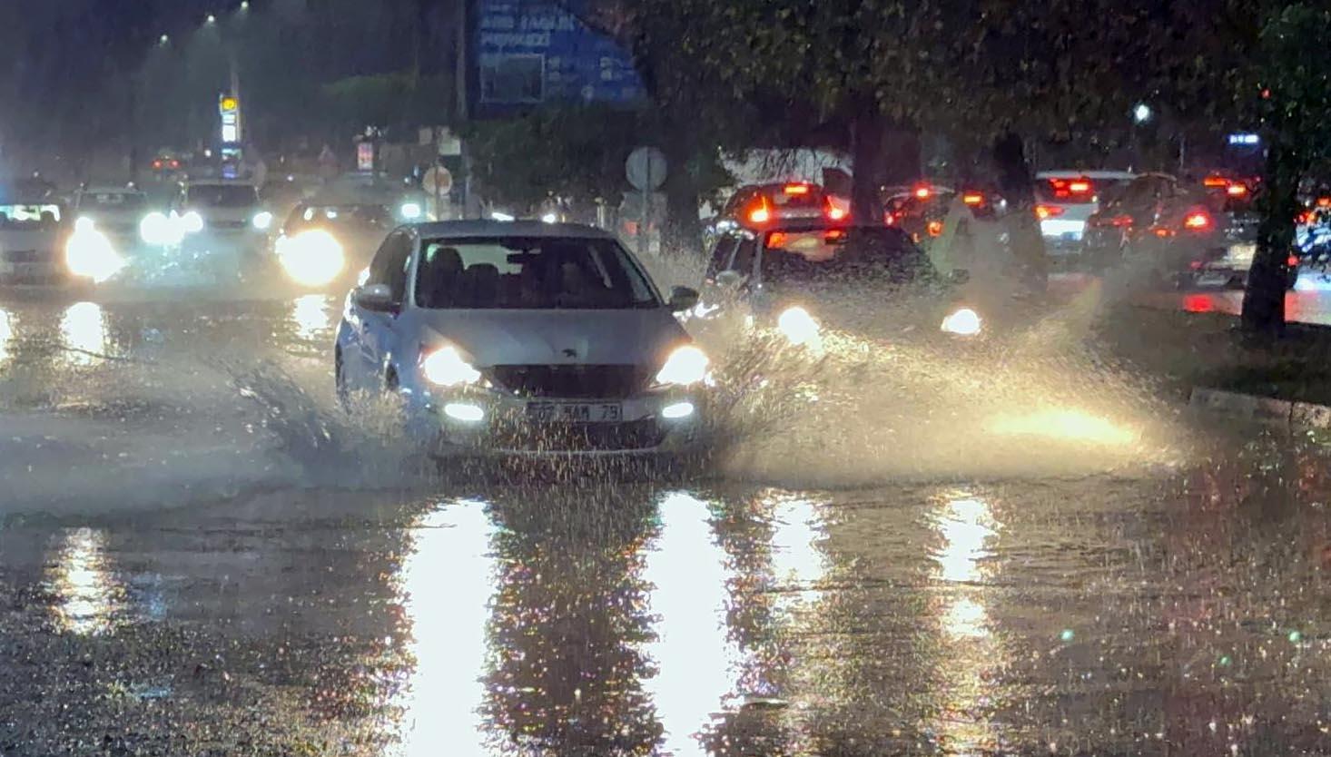 Antalya’da sağanak hayatı olumsuz etkiledi