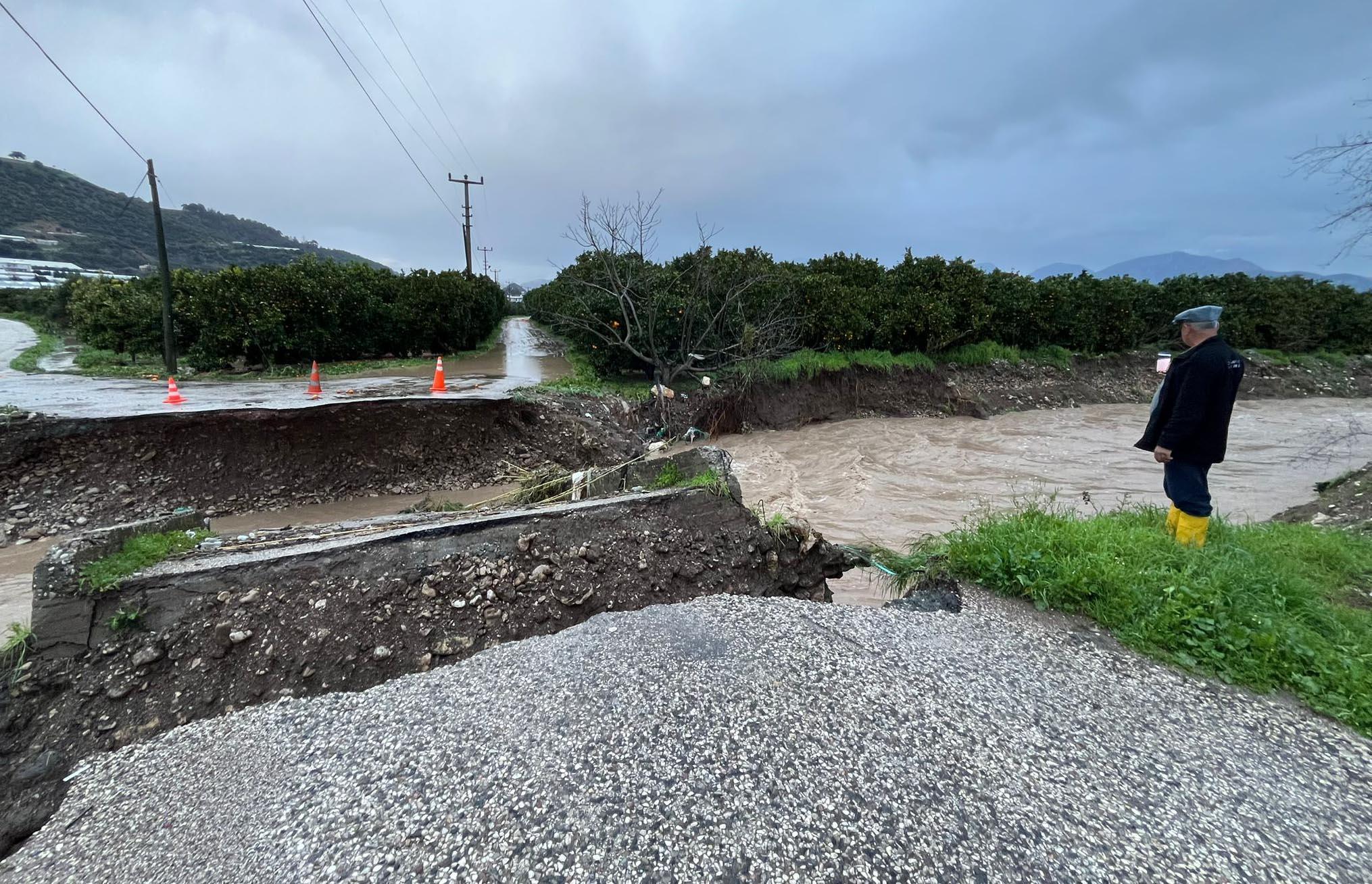 Antalya’da sağanak hayatı olumsuz etkiledi (2)