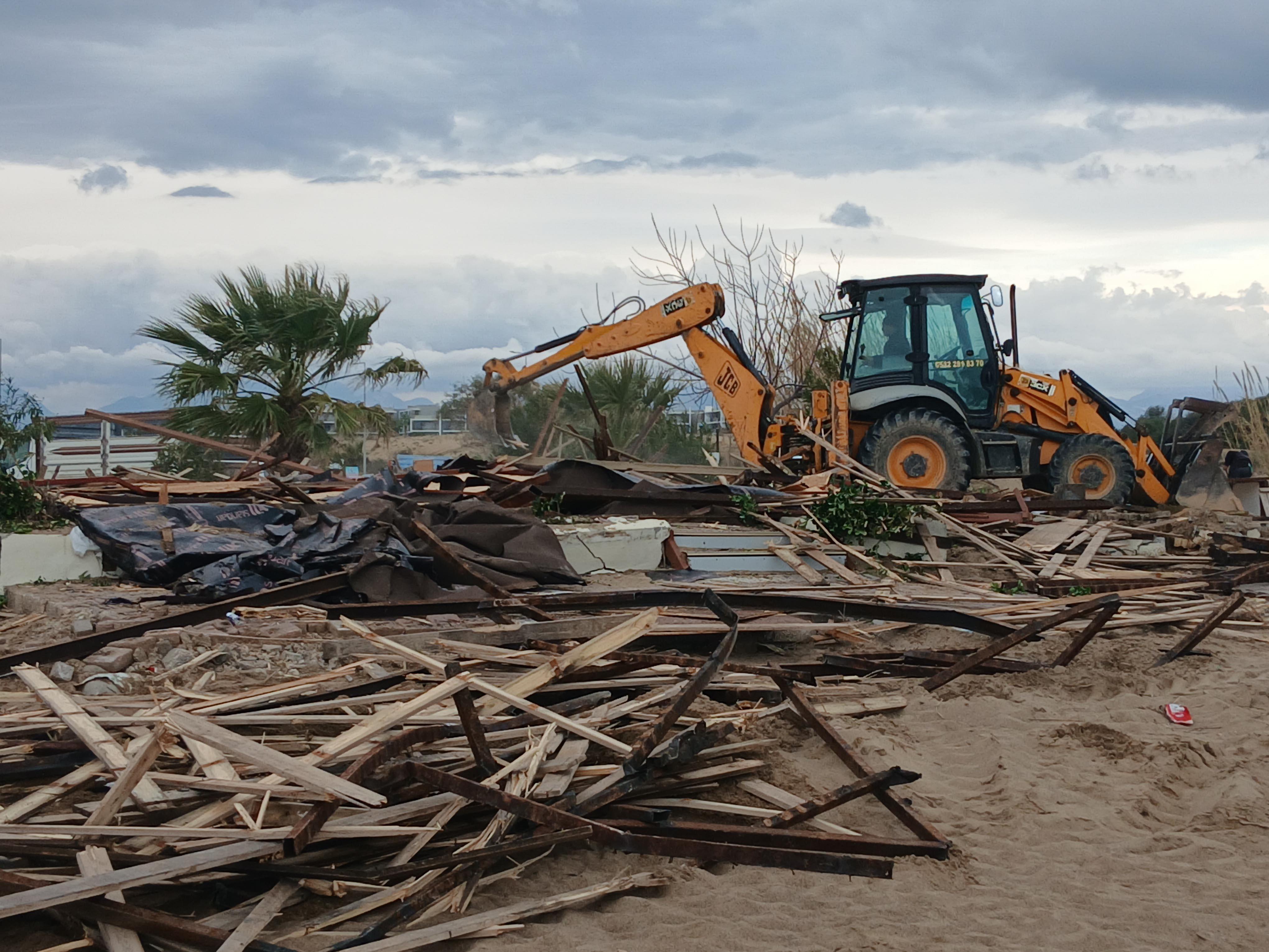 Doğu Plajı’ndaki işletmelerin tahliyesine başlandı