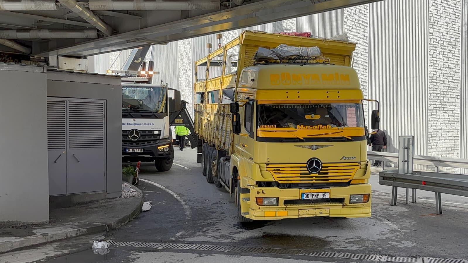 Fatih’te TIR tren hattının bulunduğu üst geçide çarptı