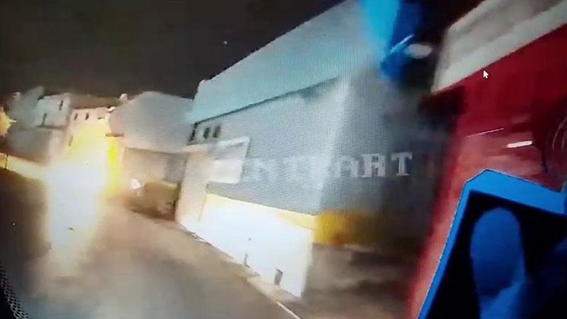 Adana’da minibüs ile otomobil kafa kafaya çarpıştığı kaza, kamerada