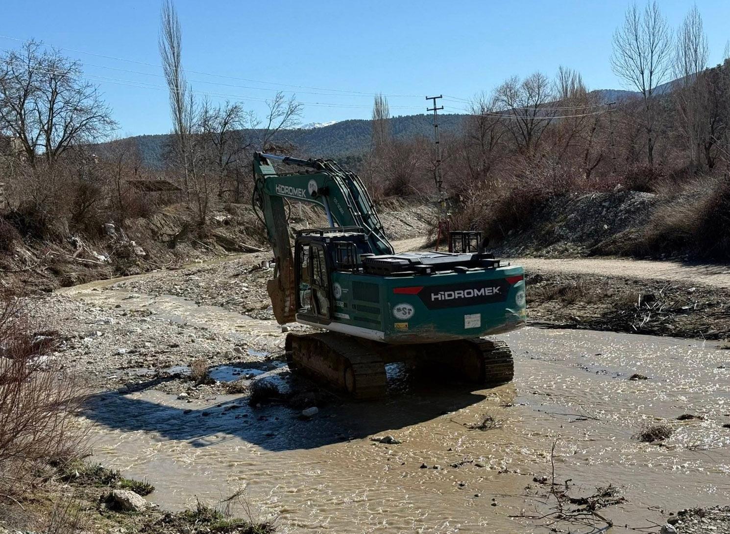 Dereköy’de dere ıslah çalışmaları başladı
