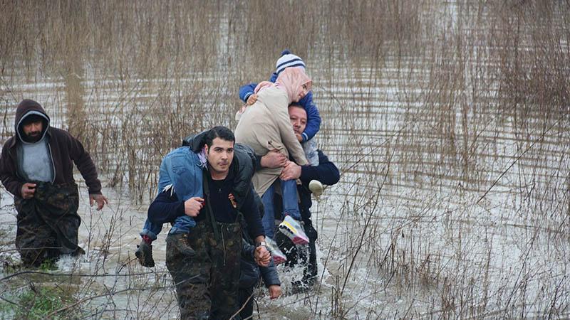 Nehir taşınca bağ evinde mahsur kalan baba ve 4 çocuğunu itfaiye kurtardı