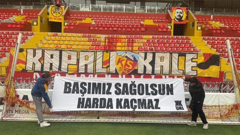 Kayserispor taraftarından Harda Kaçmaz pankartı