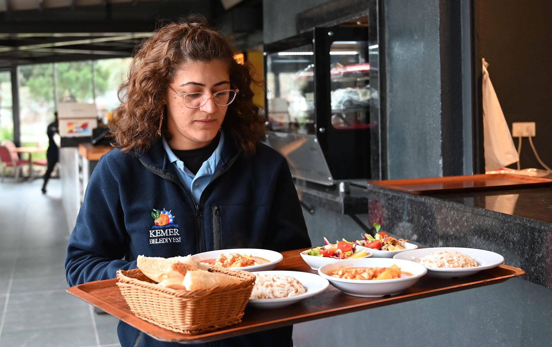 Deniz Kafe’de tabldot usulü yemek