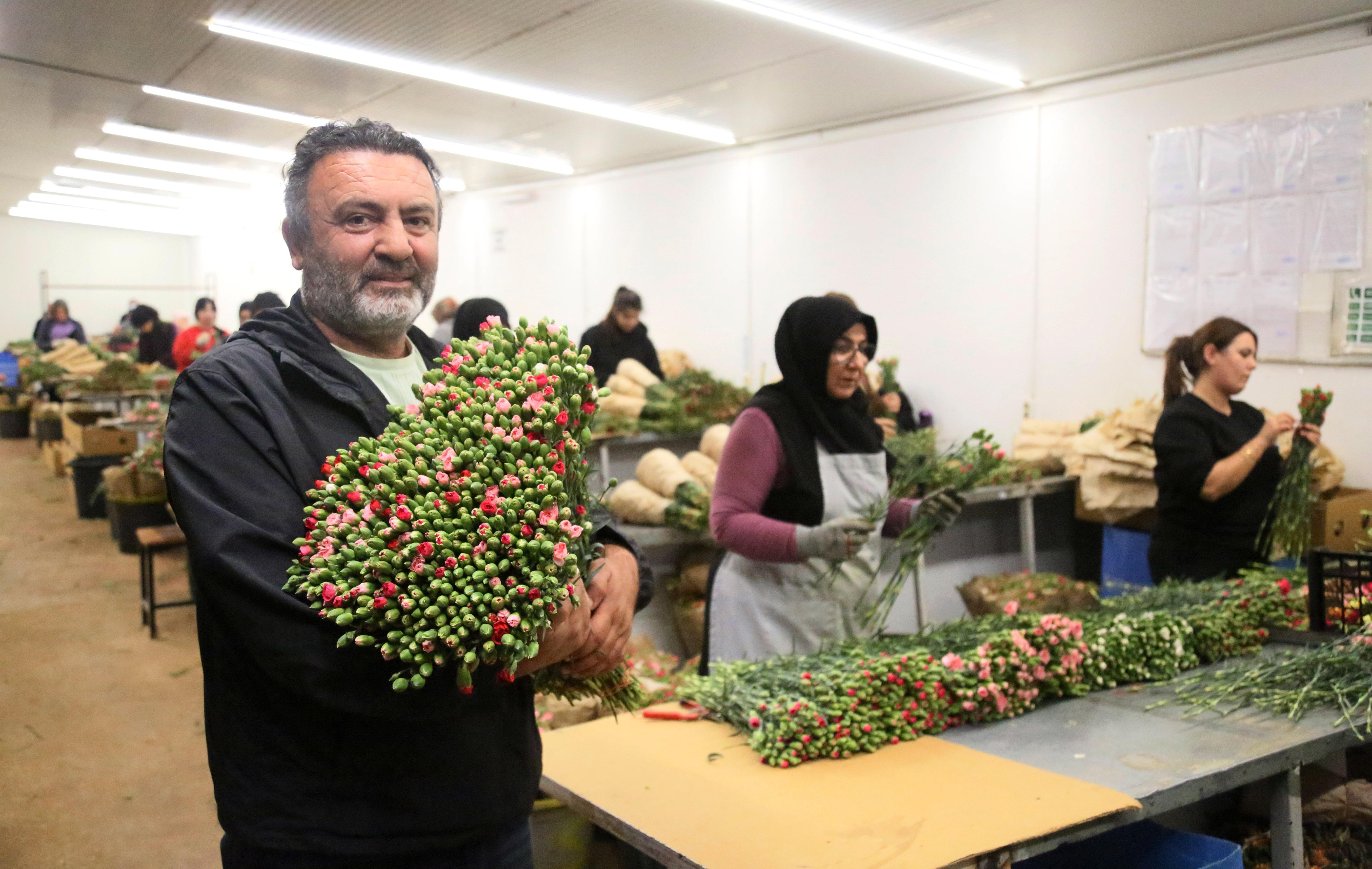 Antalya’dan ‘Sevgililer Günü’ için Avrupa’ya 75 milyon dal çiçek