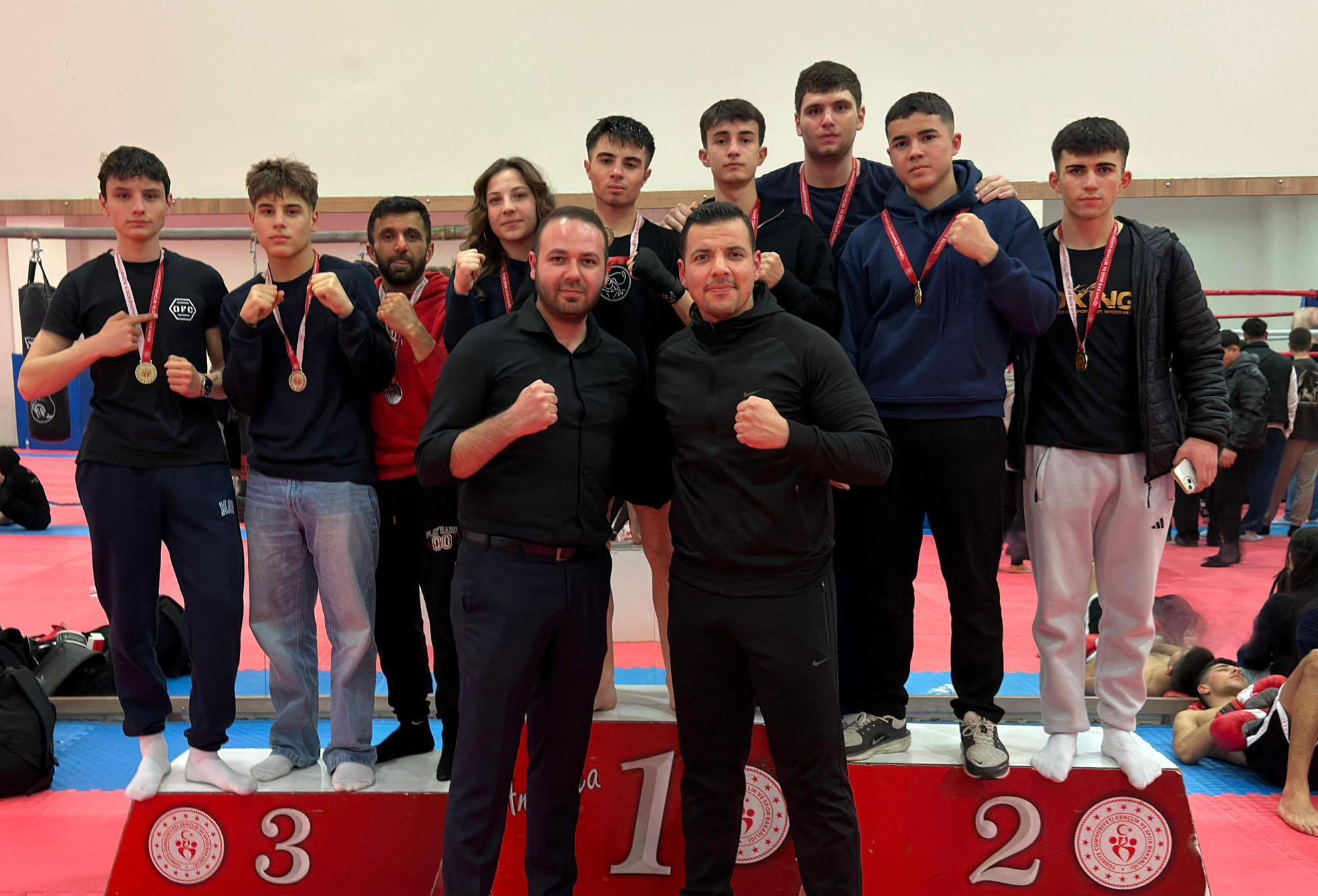 Kick boks ve boks sporcularından önemli başarı