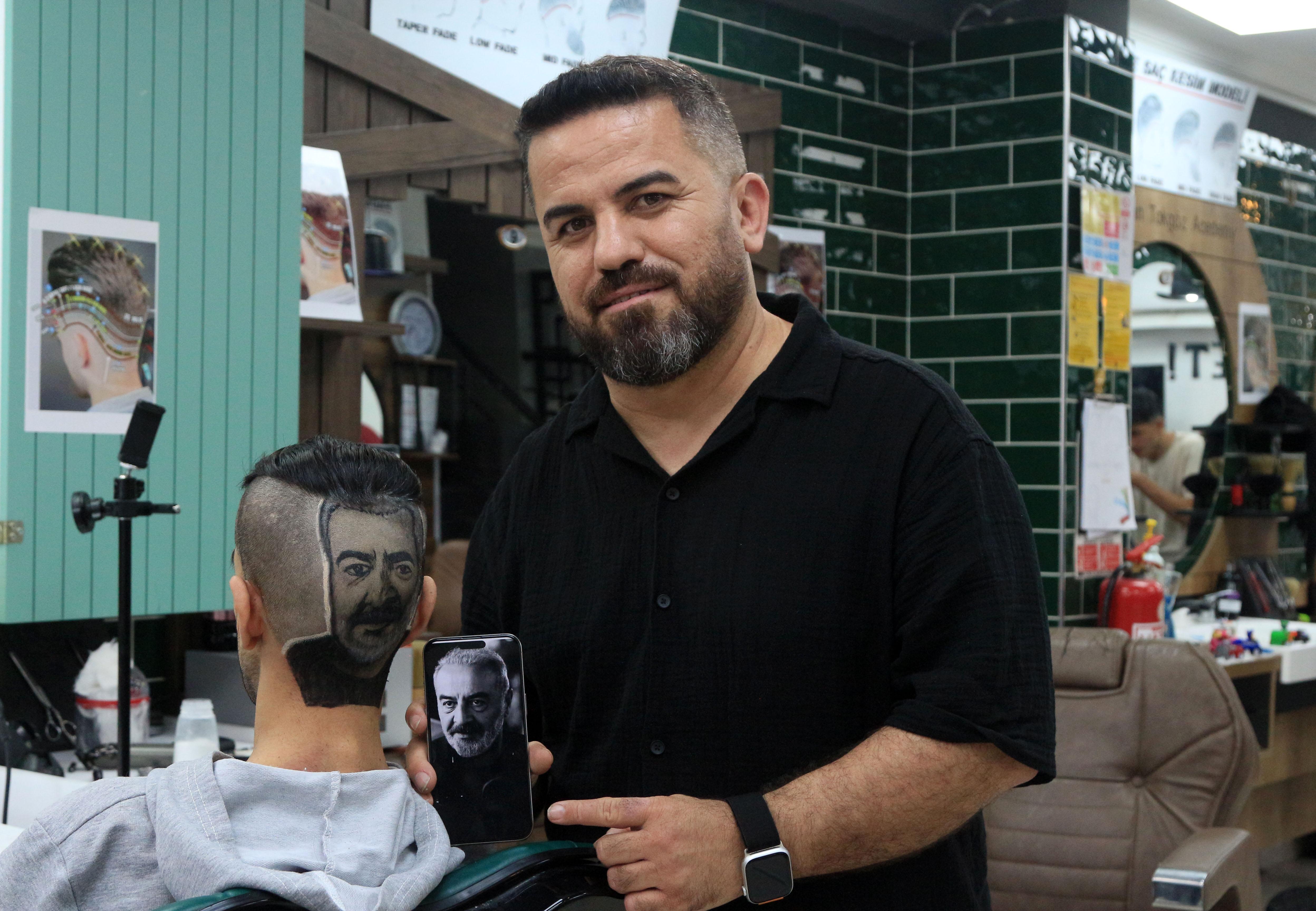 Saçlara ‘İnci Taneleri’nin kahramanını çiziyor