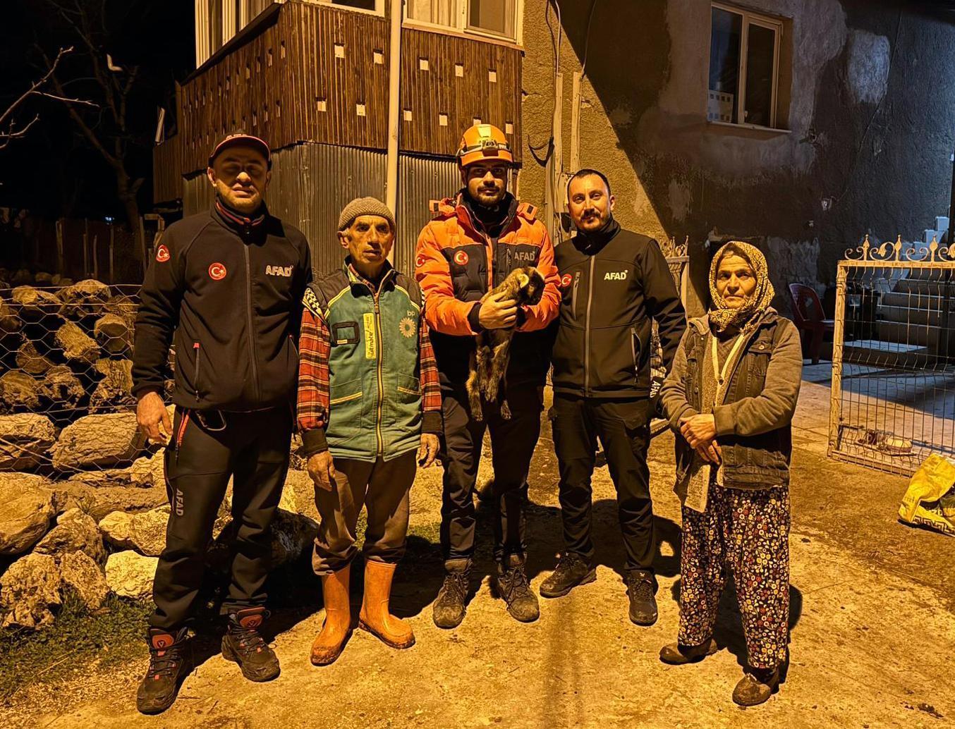 Kuyuya düşen oğlak kurtarıldı